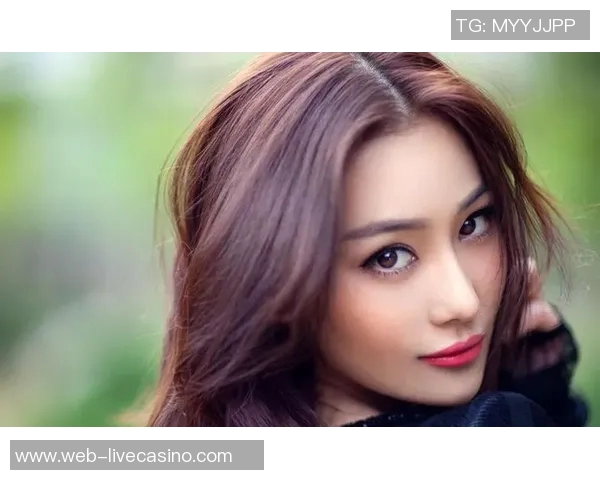 张馨予化身足球宝贝展现青春活力与运动魅力引领时尚潮流